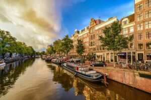 amsterdam-1910176_1280__ScaleMaxHeightWzM2MF0