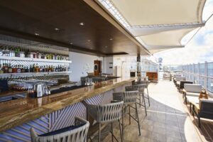 EXPLORA-I_HELIOS-POOL-AND-BAR_