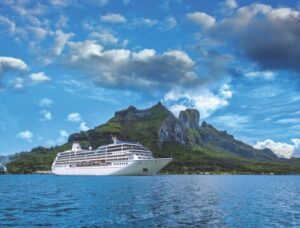 R-Class-Ship-in-Bora-Bora__ScaleMaxHeightWzM2MF0